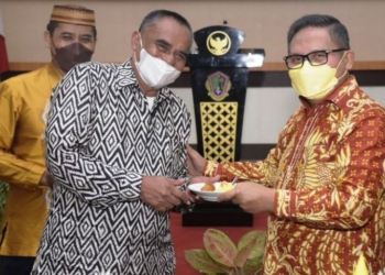 Wali Kota Gorontalo, Marten Taha saat memberikan potongan tumpeng ke mantan Pejabat Wali Kota Gorontalo, Weni Liputo di Syukuran HUT 294 Kota Gorontalo