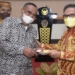 Wali Kota Gorontalo, Marten Taha saat memberikan potongan tumpeng ke mantan Pejabat Wali Kota Gorontalo, Weni Liputo di Syukuran HUT 294 Kota Gorontalo