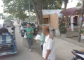 Owner beserta kru Raja Eyato Food Court saat berbagi takjil gratis dalam rangka merayakam HUT REFC ke-1