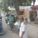Owner beserta kru Raja Eyato Food Court saat berbagi takjil gratis dalam rangka merayakam HUT REFC ke-1