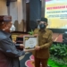 Wali Kota Gorontalo, Marten Taha saat menerima penghargaan PPD