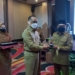 Dirjen Dukcapil Kemendagri, Zudan Arif Fakrulloh saat menyerahkan penghargaan Innovation Gooverment Award kepada Wali kota Gorontalo, Marten Taha