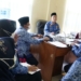 Plt Bupati Gorontalo Utara, Thariq Modanggu saat melakukan pengecekan administrasi peminjaman alsintan di  Dinas Pertanian Gorut. (foto;hmskominfo_gorut).