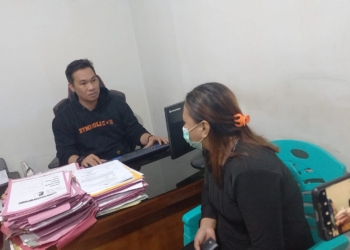 Pihak penyidik Polres Kota Gorontalo saat memeriksa pelaku pembuat video baku potong yang membuat gaduh masyarakat. (f. anq/nn)