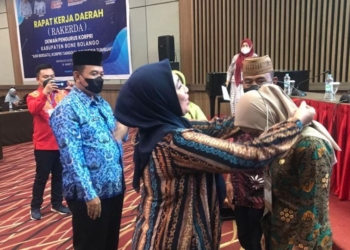 Kepala BKPSDM, Friske Aryanti Usman saat menanggalkan kartu tanda peserta pada penutupan Bimtek Kepegawaian di Aryaduta Hotel Manado, Sulawesi Utara, Senin (14/3/2022). (F.dok.istimewa)