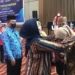 Kepala BKPSDM, Friske Aryanti Usman saat menanggalkan kartu tanda peserta pada penutupan Bimtek Kepegawaian di Aryaduta Hotel Manado, Sulawesi Utara, Senin (14/3/2022). (F.dok.istimewa)