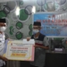 Plt Bupati Gorontalo Utara, Thariq Modanggu saat menyerahkan BLT-DDS di Aula Rapat Desa Leboto. (foto ; istimewa)