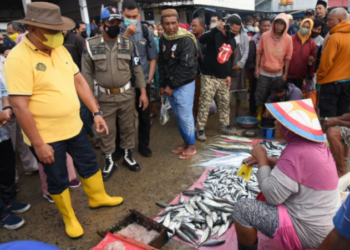 Gubernur Gorontalo Rusli Habibie meninjau PPI Tenda, Kota Gorontalo, Kamis (7/4/2022).(F.Humas Pemprov)