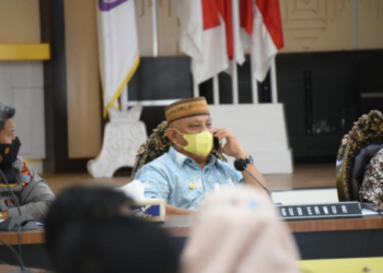 Gubernur Gorontalo Rusli Habibie menelepon Menteri KKP disela-sela rapat koordinasi, Jumat (8/4/2021).(F.Humas Pemprov)