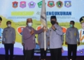 Sekda Bone Bolango, Ishak Ntoma, resmi dikukuhkan sebagai Ketua Forsesdasi Provinsi Gorontalo periode 2021-2024 oleh Sekda Provinsi Gorontalo, Darda Darada.(F.AKP/Diskominfo)
