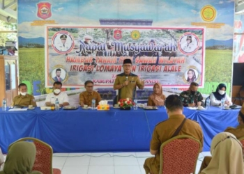 Sekda Ishak Ntoma membuka Rapat Musyawarah Hambur Tanam Padi Sawah di Wilayah Irigasi Lomaya dan Irigasi Alale, Senin (21/3/2022). (F.AKP/Diskominfo)