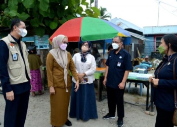 Wabup Merlan S. Uloli bersama Kepala Balai POM Provinsi Gorontalo, Agus Yudi Prayudana, melakukan pemeriksaan sampel makanan dan jajanan takjil buka puasa di kawasan Center Point.
