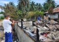 Bupati Saiul Mbuinga meninjau kebakaran rumah di Kecamatan Randangan.
