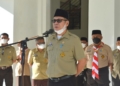 Asisten II Setda Bone Bolango, Jusni Bolilio, memberikan arahan pada apel kerja awal pekan, di halaman Kantor Bupati Bone Bolango, Senin (14/2/2022). (F.AKP/Diskominfo)