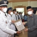 Plt Bupati Gorontalo Utara Thariq Modanggu saat menyerahkan SK kepada penjabat kepala desa. (f.ist)