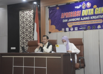 Wakil Walikota Gorontalo, Ryan F. Kono saat didapuk jadi narasumber pada Apresiasi Duta Genre dan Jambore Ajang Kreatifitas. (dok. humas pemkot gorontalo)
