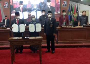 Pj Gubernur Sulbar, Akmal Malik (Kiri), Ketua DPRD Sulbar, Siti Suraidah Suhardi (tengah), saat menerima LHK 2022 dari BPK RI. (dok. Dir/nn)