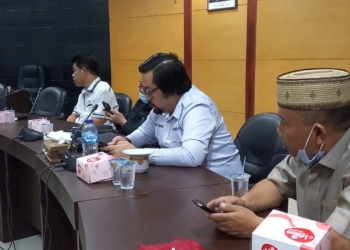 Aleg Deprov Gorontalo,  Erwin Ismail saat RDP bersama Dishub dan pihak pengelola Bandara Djalaluddin. (dok. Anki/nn)
