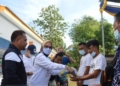 Wakil Bupati, Merlan S. Uloli, menyerahkan secara simbolis 31 paket bantuan alat pancing untuk nelayan di Bone Pesisir, di Pasar Modern, Desa Butuh, Kecamatan Tilongkabila, Jumat (11/2/2022). (F.AKP/Diskominfo)