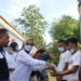 Wakil Bupati, Merlan S. Uloli, menyerahkan secara simbolis 31 paket bantuan alat pancing untuk nelayan di Bone Pesisir, di Pasar Modern, Desa Butuh, Kecamatan Tilongkabila, Jumat (11/2/2022). (F.AKP/Diskominfo)