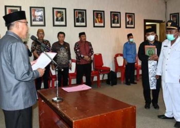 Bupati Boalemo, Anas Jusuf melantik dan mengambil sumpah Penjabat Kades Dulohupa Kecamatan Wonosari.(F.Dok.Pimpinan)