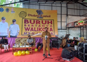 Wali Kota Gorontalo, Marten Taha saat berdialog bersama buruh
