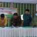 Dekan FUD Sultan Amai Gorontalo, Andries Kango saat melalukan Mou dengan Kepala Desa Dungaliyo, Angki Adam.