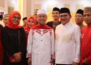 Kebersamaan Ikatan Alumni UNHAS dengan Wali Kota Gorontalo, Marten Taha dan Ustadz Das'ad Latif.
