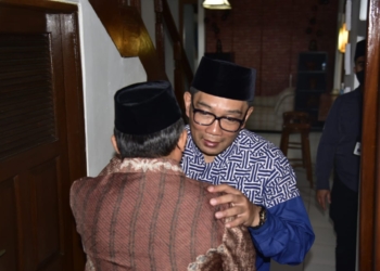 Wali Kota Gorontalo saat menyampaikan rasa duka mendalam kepada sahabatnya, Gubernur Jawa Barat, Risdwan Kamil.