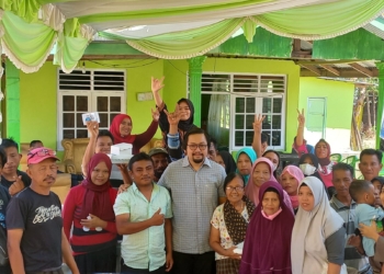 Anggota DPRD Provinsi Gorontalo, Erwinsyah Ismail saat Reses di Kelurahan Tuladenggi.