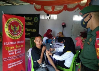 Pelaksanaan vaksinasi oleh tim kesehatan Puskesmas Kecamatan Paguyaman dalam rangka membentuk herd immunity.(F.Istimewa)