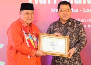 Penjabat Bupati Boalemo, Dr. Drs. Hendiwan, MSi menrima piagam penghargaan dari Kemenkes RI terkait keberhasilan mencegah penularan penyakit malaria.(F.Dok.Pimpinan)