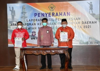 Penjabup Boalemo, Hendriwan besama Ketua DPRD Boalemo, Karyawan Eka Putra Noho menerima predikat WTP dari BPK RI Perwakilan Provinsi Gorontalo.(F.Dok.Pimpinan)