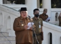 Penjabup Boalemo, Hendriwan memberikan arahan kepada aparatur sipil negara (ASN) pada apel awal bulan Juli 2022.(F.Dok.Kominfo)