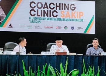 Pj Bupati Boalemo, Hendriwan menutup kegiatan coaching clinic SAKIP dilaksanakan Bagian Ortala Setda Boalemo.(F.Dok.Istimewa)