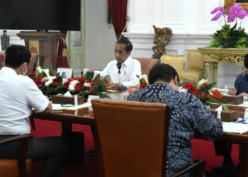 Presiden Joko Widodo memimpin rapat terbatas di Istana Merdeka, Jakarta, pada Senin, 13 Juni 2022. Foto: BPMI Setpres/Kris