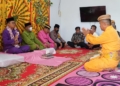 Bupati Gorut, Thariq Modanggu saat menjalani prosesi adat Mopotilolo di Kecamatan Anggrek. (Foto : hmskominfo_gorut)
