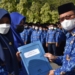 Penyerahan SK kepada CPNS dan PPPK formasi tahun 2021 yang secara simbolis diserahkan Plt Bupati Gorut, Thariq Modanggu kepada perwakilan CPNS dan PPPK di sela-sela apel Korpri, Selasa (17/5). (Foto : hmskominfo_gorut)