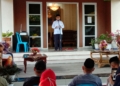 Plt Bupati Gorut, Thariq Modanggu saat memberikan sambutan di hadapan jajaran pegawai di tamu undangan saat acara buka puasa bersama di rumah dinas Bupati Gorut, Senin (18/4). (Foto :istimewa)