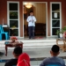 Plt Bupati Gorut, Thariq Modanggu saat memberikan sambutan di hadapan jajaran pegawai di tamu undangan saat acara buka puasa bersama di rumah dinas Bupati Gorut, Senin (18/4). (Foto :istimewa)