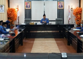 Plt Bupati Gorut, Thariq Modanggu saat memimpin rapat evaluasi terhadap 15 poin yang menjadi instruksi Bupati, salah satunya persiapan Festival Saronde tahun 2022. (Foto : hmskominfo_gorut)