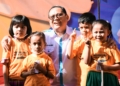 Plt Bupati Gorut, Thariq Modanggu bersama anak-anak TK dan PAUD di Kecamatan Sumalata Timur saat peringatan hari lingkungan hidup sedunia yang dirangkaikan dengan kampanye bahaya merkuri, Selasa (7/6). (Foto : hmskominfo_gorut)