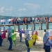 Nampak tarian Saronde massal oleh 50 pasang siswa dan siswi SMP sederajat di Gorontalo Utara menyambut kedatangan rombongan Kemenparekraf dan tamu VIP lainnya. (Foto : Istimewa)