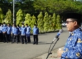Plt Bupati Gorut, Thariq Modanggu saat memimpin apel Korpri di lingkungan Pemkab Gorut, Senin (18/4) kemarin. (Foto : hmskominfo_gorut)