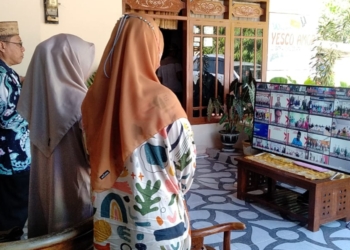 Sekda Gorut, Suleman Lakoro didampingi beberapa pegawai di lingkungan Pemkab Gorut saat mengikuti upacara hari lahir Pancasila secara virtual, Rabu (1/6). (Foto : hmskominfo_gorut)