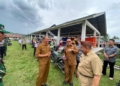 Bupati Gorontalo Utara, Thariq Modanggu saat memantau pelaksanaan pilkades serentak bersama jajarannya. (f.ist)