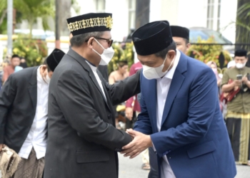 Wali Kota Gorontalo, Marten Taha saat bersalaman dengan Penjagub Gorontalo, Hamka Hendra Noer usai Sholat Ied Idul Adha 1443 H. (dok. istimewa/nn)