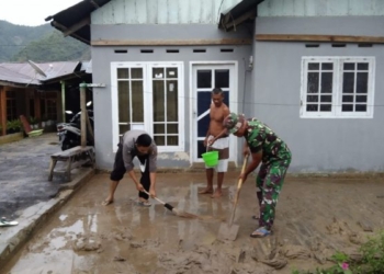 Pasca banjir surut, nampak di rumah warga banyak menyisakan lumpur. (dok. istimewa)
