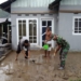 Pasca banjir surut, nampak di rumah warga banyak menyisakan lumpur. (dok. istimewa)