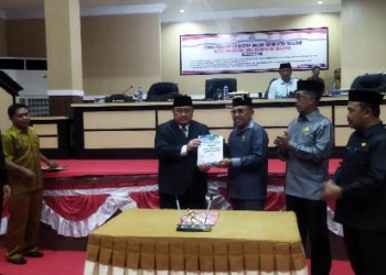 Pj Bupati Boalemo, Hendriwan menyerahkan dokumen rancangan KUA-PPAS 2023 kepada Ketua DPRD Boalemo, Karyawan Eka Putra Noho.(F.Eca-NN)